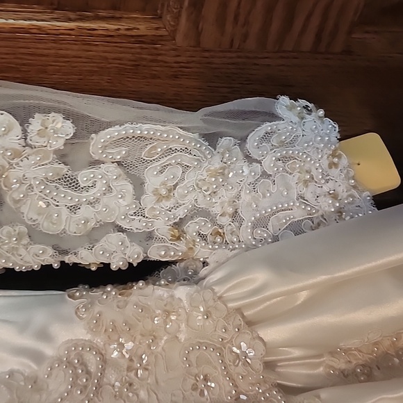 Vtg Victorian Wedding gown absolutely stunning with long train sold as is due to - Picture 3 of 13